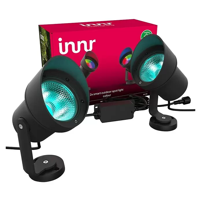 Innr Lighting LED-Gartenspot Basisset Smart Spot XL Colour 2-pack - 24 W, RGBW, IP65, 12,6 cm, 2 Stk. - Zwei schwarze smarte Outdoor-Farbscheinwerfer, mit Kabeln und einer Steuerbox verbunden.