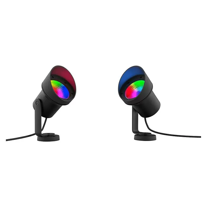 Innr Lighting LED-Gartenspot Basisset Smart Spot XL Colour 2-pack - 24 W, RGBW, IP65, 12,6 cm, 2 Stk. - Zwei schwarze Strahler mit mehrfarbigem Licht, einer mit rotem und der andere mit blauem Innenraum.