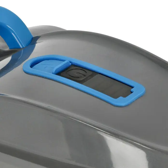 Malibu Poolroboter Akku - Akkubetrieben, Passend für: Pools mit Grundfläche bis 100 m², Filterleistung: 4.800 l/h - Nahaufnahme eines grauen Produkts mit einem blauen Griff und einer blauen Taste.
