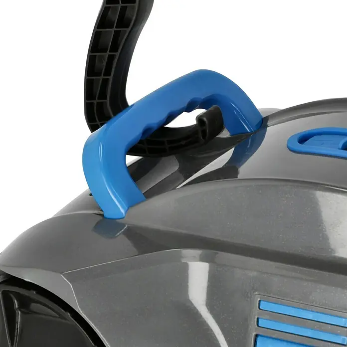 Malibu Poolroboter Akku - Akkubetrieben, Passend für: Pools mit Grundfläche bis 100 m², Filterleistung: 4.800 l/h - Nahaufnahme eines grauen Poolreinigers mit blauen Akzenten und einem schwarzen Griff. Ideal zur Reinigung Ihres Pools.