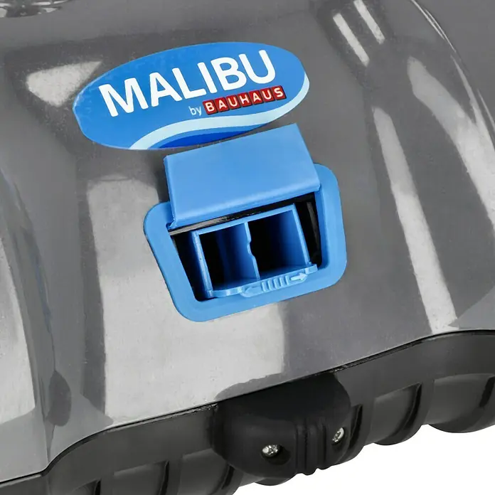 Malibu Poolroboter Akku - Akkubetrieben, Passend für: Pools mit Grundfläche bis 100 m², Filterleistung: 4.800 l/h - Nahaufnahme eines MALIBU by BAUHAUS Produkts, das ein blaues Fach und ein graues Gehäuse aufweist, was die Marke und das Design hervorhebt.