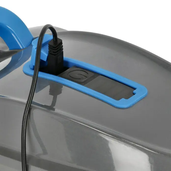 Malibu Poolroboter Akku - Akkubetrieben, Passend für: Pools mit Grundfläche bis 100 m², Filterleistung: 4.800 l/h - Detailansicht des grauen Produkts mit blauem Akzent, das ein Ladekabel und einen Ein-/Ausschalter zeigt.