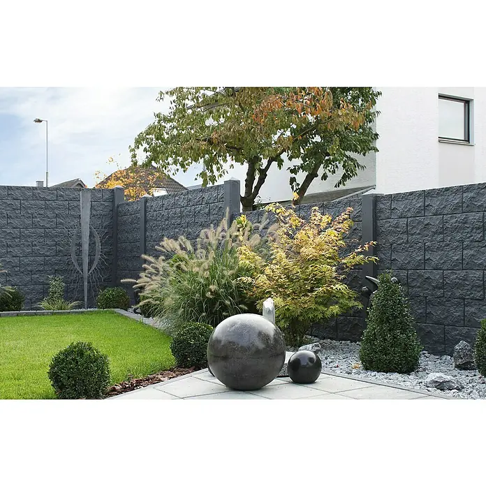 Beckers Betonzaun Zaunelement Standard Casa Borsika - 200 x 38,5 cm, Beton, Betongrau - Der dunkle Steinzaun und die Gartengestaltung mit Kugeln und Pflanzen verleihen dem Außenbereich eine moderne Note.