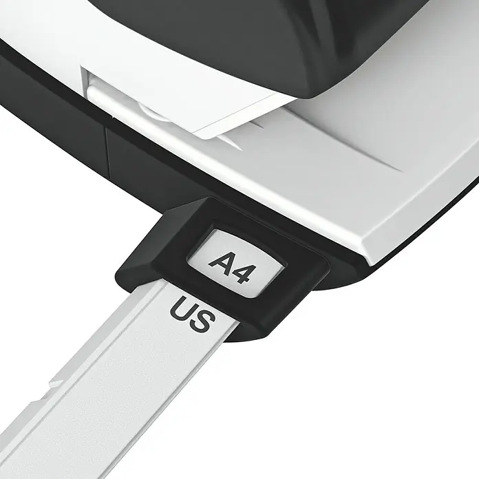 Leitz Locher New NeXXt - L x B x H: 100 x 98 x 84 mm - Nahaufnahme eines Etiketts mit der Aufschrift "A4" und "US" an einem Papiereinzug eines Druckers.