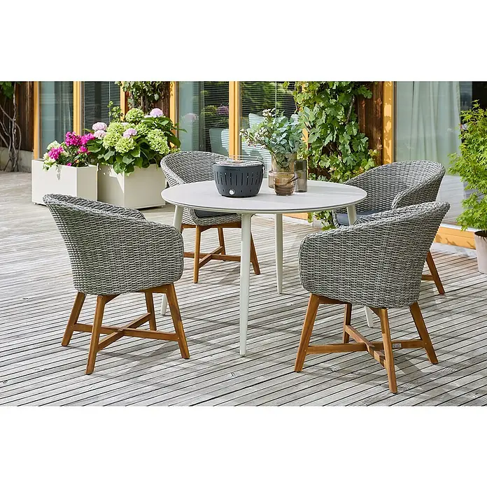 Sunfun Solo Gartentisch rund - Ø x H: 120 x 74 cm, Aluminium, Sintered Stone, Light-Greige - Einladende Gartenszene mit einem runden Tisch und vier stilvollen Rattansesseln auf einer Holzterrasse.