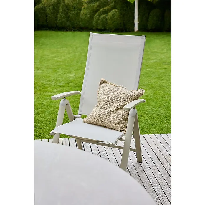Sunfun Maja Garten-Positionssessel - Aluminium, Textilen, Rückenlehne verstellbar, Light-Greige, B x T x H: 61 x 68 x 110 cm - Ein bequemer, verstellbarer Liegestuhl mit einem dekorativen Kissen im Garten auf einer Holzterrasse.