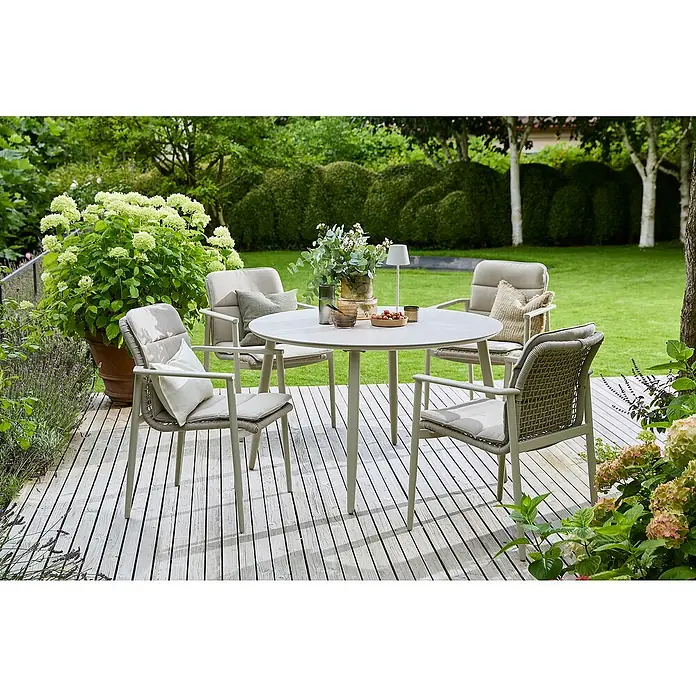 Sunfun Solo Rope Gartensessel - Stapelbar, Light-Greige, B x T x H: 67 x 63 x 85 cm - Ein stilvolles Gartenmöbelset mit einem runden Tisch und vier bequemen Stühlen, perfekt für entspannte Stunden im Freien. Die Tischdeko ist schlicht.