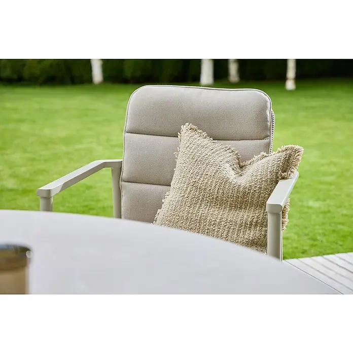 Sunfun Solo Rope Niederlehner-Auflage - Passend für: Sunfun Solo Gartensessel, Olefin, Light-Greige - Nahaufnahme eines Gartenstuhls mit Kissen auf einer Terrasse.