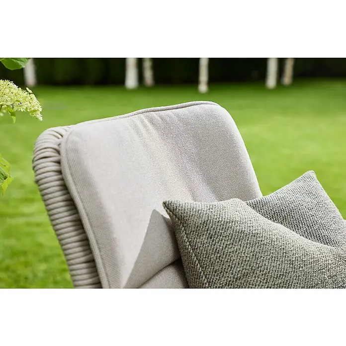 Sunfun Solo Rope Niederlehner-Auflage - Passend für: Sunfun Solo Gartensessel, Olefin, Light-Greige - Nahaufnahme eines Outdoor-Stuhls mit hellgrauem Kissen und einem strukturierten, dunkleren Dekokissen vor einem grünen Rasen.