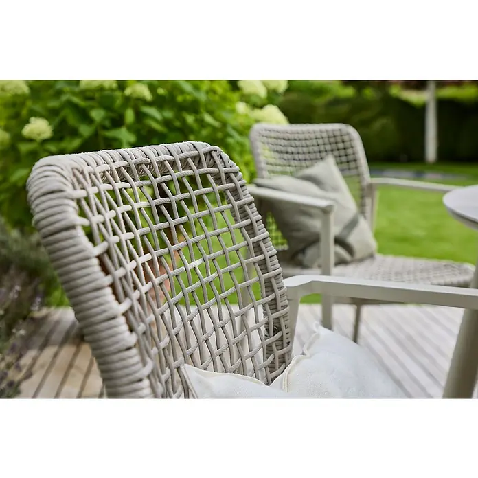 Sunfun Solo Rope Gartensessel - Stapelbar, Light-Greige, B x T x H: 67 x 63 x 85 cm - Nahaufnahme von zwei grauen Rattansesseln auf einer Terrasse, mit Fokus auf das detaillierte Flechtmuster und die bequemen Kissen.