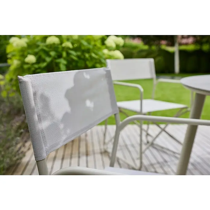 Sunfun Sarah Gartenstuhl - Aluminium, Textil, Klappbar, Light-Greige, B x T x H: 56 x 52,5 x 81 cm - Nahaufnahme von Gartenstühlen auf einer Terrasse, die die schlichte Eleganz und Funktionalität der Möbel für den Außenbereich hervorhebt.