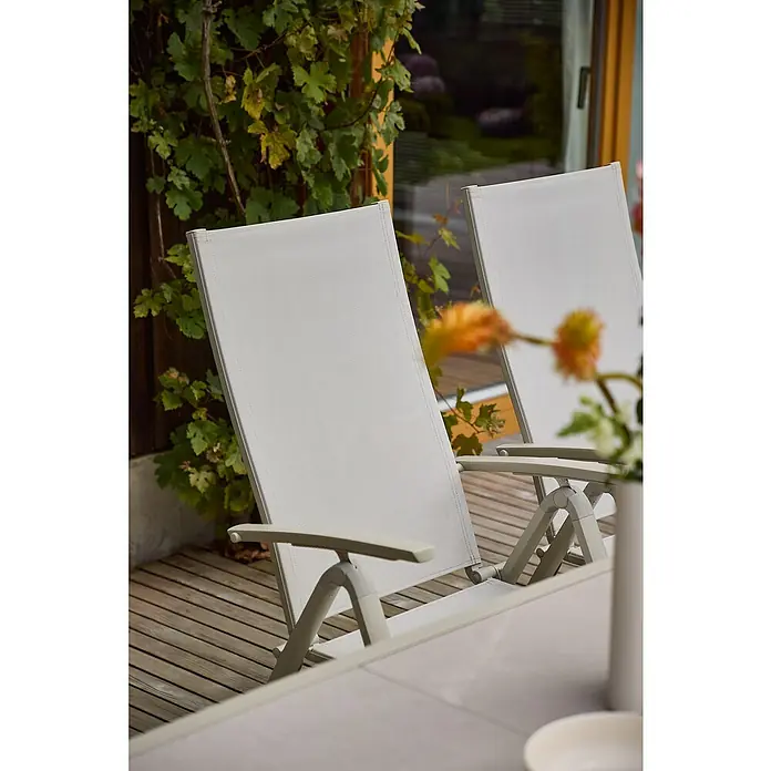 Sunfun Maja Garten-Positionssessel - Aluminium, Textilen, Rückenlehne verstellbar, Light-Greige, B x T x H: 61 x 68 x 110 cm - Zwei moderne, graue Gartenstühle aus Stoff mit Armlehnen auf einer hölzernen Terrasse.