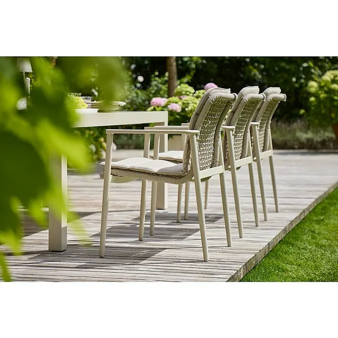 Sunfun Solo Rope Gartensessel - Stapelbar, Light-Greige, B x T x H: 67 x 63 x 85 cm - Nahaufnahme von Outdoor-Esstischstühlen mit Armlehnen, beige Sitzkissen und geflochtenen Rückenlehnen auf einer Holzterrasse.