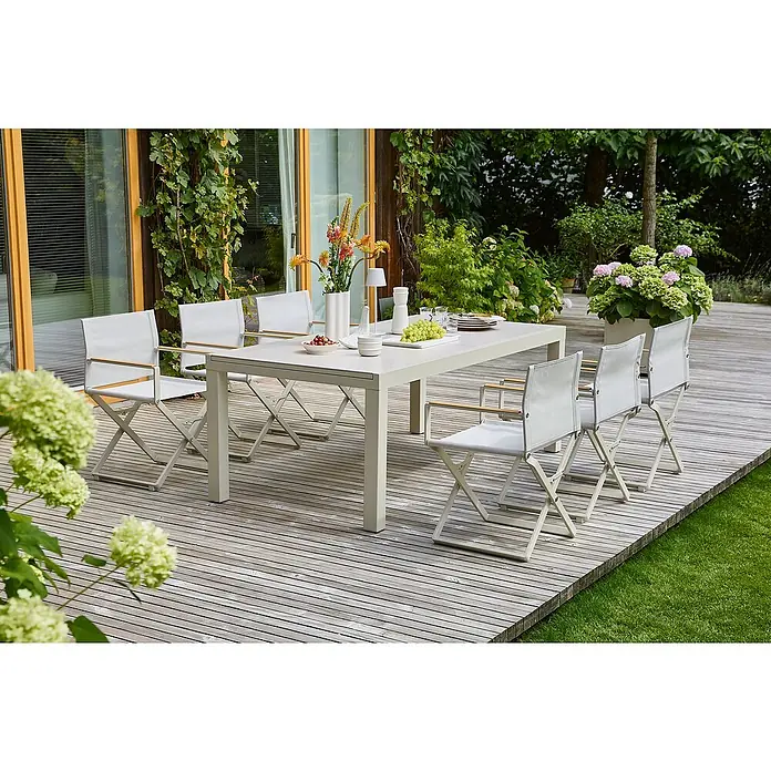 Sunfun Gartenmöbel-Set Maja/Solo - 7 -tlg., Light-Greige, Ausziehbar, Tisch (Lx B x H): 200-300 x 100 x 74 cm, Stuhl (L x B x H): 51 x 56 x 83,5 cm - Helle Gartentischgruppe mit sechs Stühlen auf einer hölzernen Terrasse, umgeben von üppigem Grün. Stilvolles Outdoor-Möbelset für entspannte Stunden.