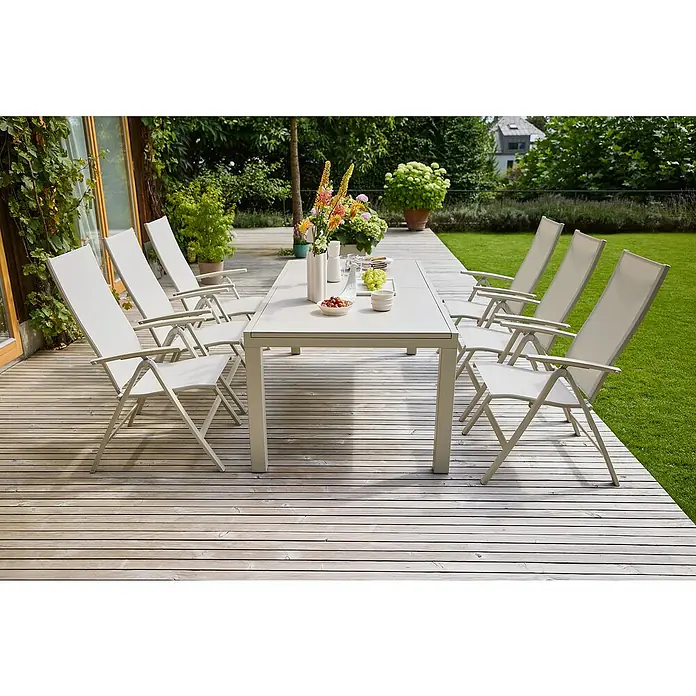 Sunfun Maja Garten-Positionssessel - Aluminium, Textilen, Rückenlehne verstellbar, Light-Greige, B x T x H: 61 x 68 x 110 cm - Helle Gartensitzgruppe mit Esstisch und sechs Klappstühlen auf einer Holzterrasse im Garten. Genießen Sie stilvolle Outdoor-Momente!