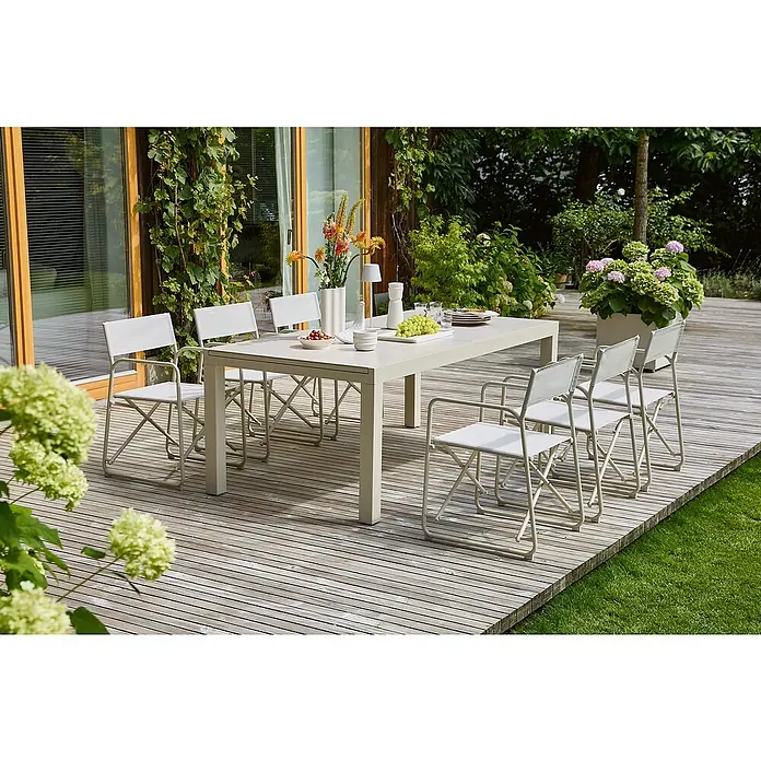 Sunfun Sarah Gartenstuhl - Aluminium, Textil, Klappbar, Light-Greige, B x T x H: 56 x 52,5 x 81 cm - Gartentisch mit sechs Stühlen auf einer Terrasse mit Pflanzen. Das Set ist aus Metall und Stoff gefertigt und wirkt modern.