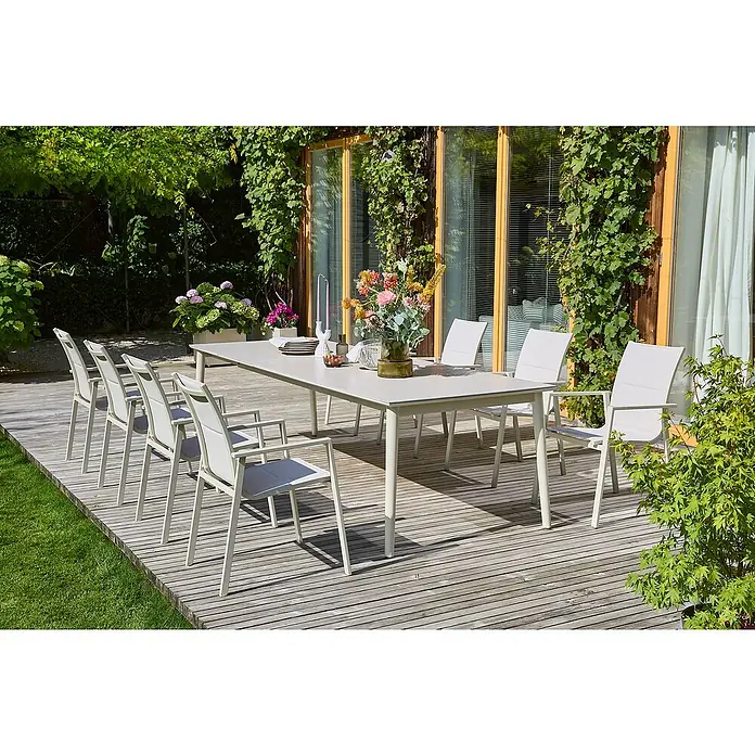Sunfun Gartenmöbel-Set Solo/Maja - 9 -tlg., Aluminium/Sintered Stone/Textilen, Light-Greige, Gartenstuhl stapelbar - Elegantes graues Gartentisch- und Stuhlset auf einer Holzterrasse, ideal für Mahlzeiten im Freien mit stilvollem Ambiente.