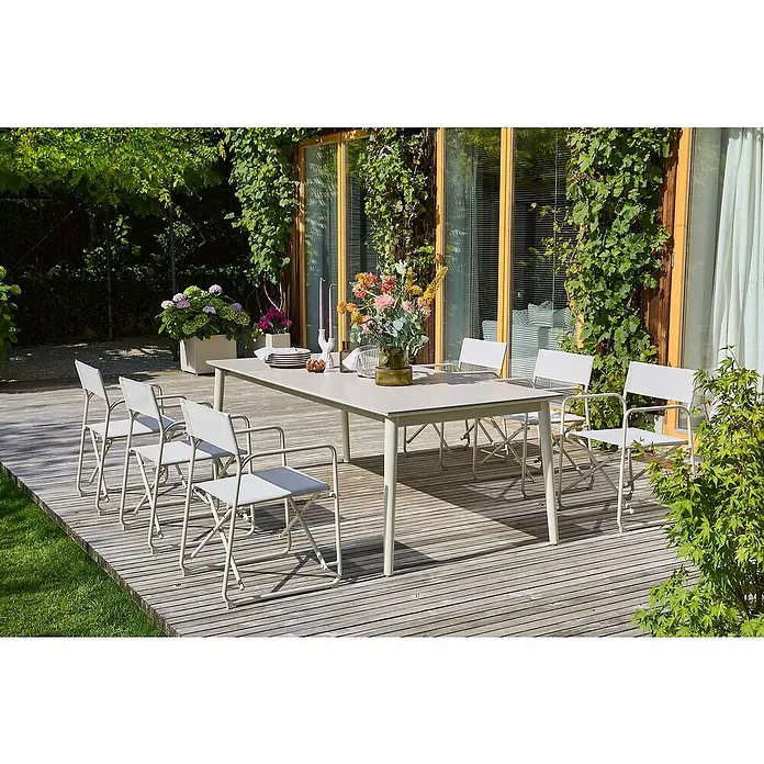 Sunfun Sarah Gartenstuhl - Aluminium, Textil, Klappbar, Light-Greige, B x T x H: 56 x 52,5 x 81 cm - Ein Gartentisch mit Stühlen auf einer Terrasse. Der Tisch ist mit Geschirr und Blumen geschmückt.
