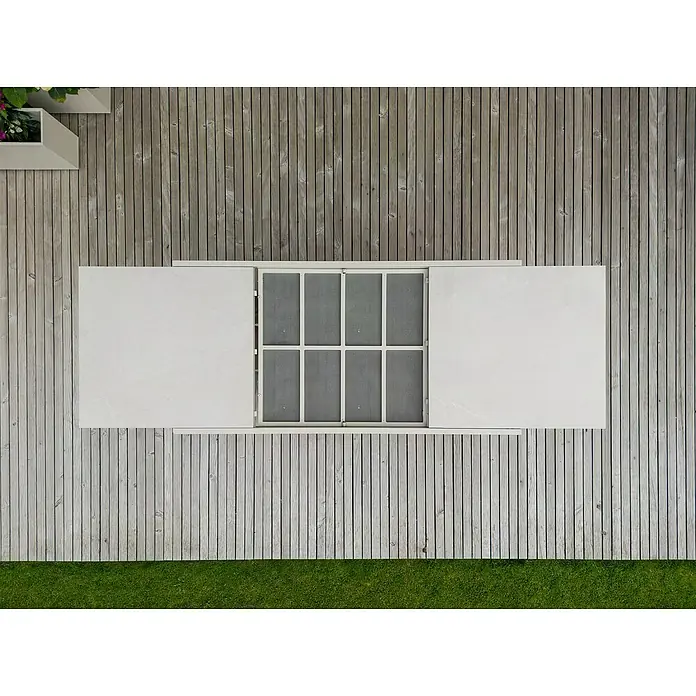 Sunfun Maja Gartentisch Stone - L x B x H: 300 x 100 x 74 cm, Aluminium, Sintered Stone, Ausziehbar, Light-Greige - Luftaufnahme eines modernen, weißen Outdoor-Tisches mit Schiebeelementen auf einer hölzernen Terrasse.