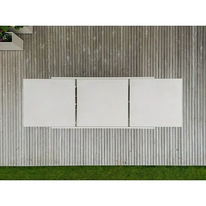 Sunfun Maja Gartentisch Stone - L x B x H: 300 x 100 x 74 cm, Aluminium, Sintered Stone, Ausziehbar, Light-Greige - Draufsicht auf einen weißen Gartentisch auf einer Holzterrasse, der eine elegante und moderne Outdoor-Esslösung bietet.