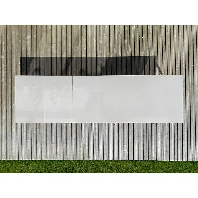 Sunfun Solo Garten-Tischplatte Erweiterung - L x B: 60 x 100 cm, Aluminium, Sintered Stone, Light-Greige - Draufsicht auf eine moderne weiße Tischplatte auf einem Holzboden, ideal für den Außenbereich. Das schlichte Design fügt sich nahtlos in jede Umgebung ein.