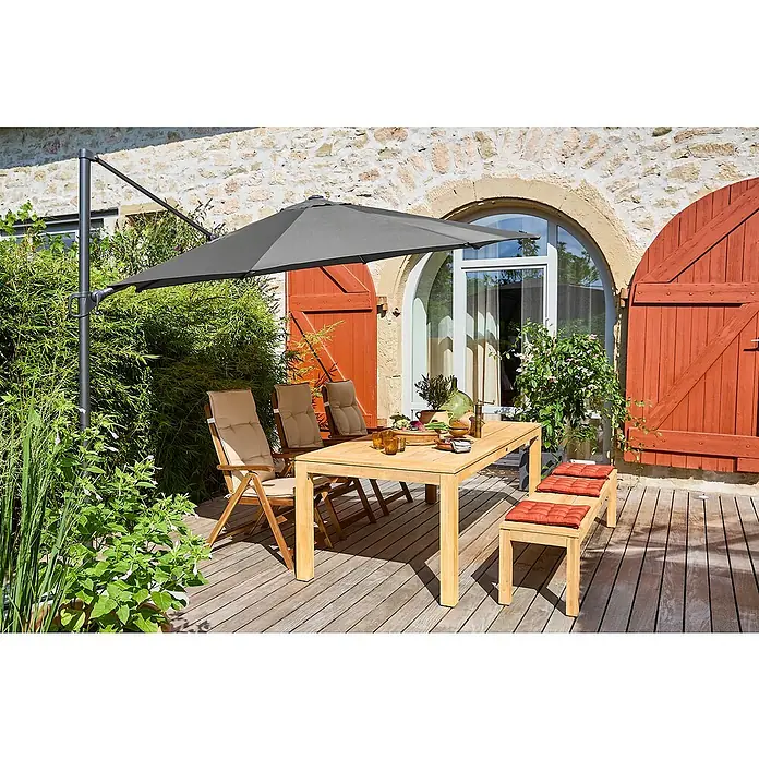 Sunfun Gartenmöbel-Set Laura/Diana/Capri - 6 -tlg., Braun/Anthrazit, Klappbar - Outdoor-Szene mit einem Gartentisch-Set unter einem grauen Sonnenschirm, das eine einladende Atmosphäre für Mahlzeiten im Freien bietet.