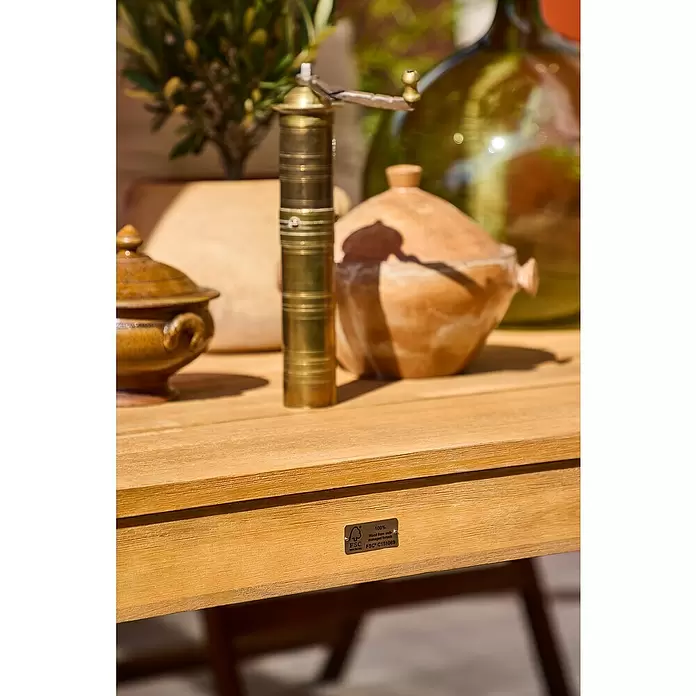 Sunfun Laura Gartentisch - L x B x H: 220 x 100 x 76 cm, Akazie, Rechteckig, Naturbraun - Holztisch mit sichtbarer Plankentextur und einem metallenen FSC-Etikett an der Seite.