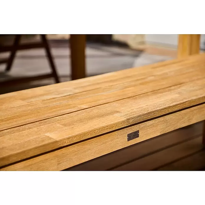 Sunfun Laura Gartenbank - B x T x H: 190 x 42 x 45 cm, Akazie, Naturbraun - Nahaufnahme einer hellbraunen, FSC-zertifizierten Oberfläche einer Gartenbank aus Holz mit sichtbarer Maserung, unscharf im Freien.
