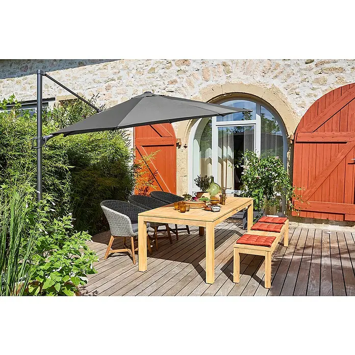 Sunfun Gartenmöbel-Set Laura/Pauline/Capri - 6 -tlg., Braun/Grau - Ein einladender Außenbereich mit einem stilvollen Esstisch-Set aus Holz und einem grauen Sonnenschirm für entspannte Stunden im Freien.