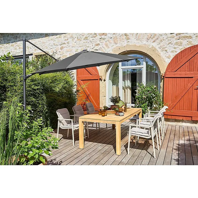 Sunfun Gartenmöbel-Set Laura/Solo/Capri - 14 -tlg., Braun/Light-Greige, Stapelbar - Ein einladender Außenbereich mit einem Esstisch aus Holz und bequemen Stühlen unter einem Sonnenschirm, der Schatten spendet.