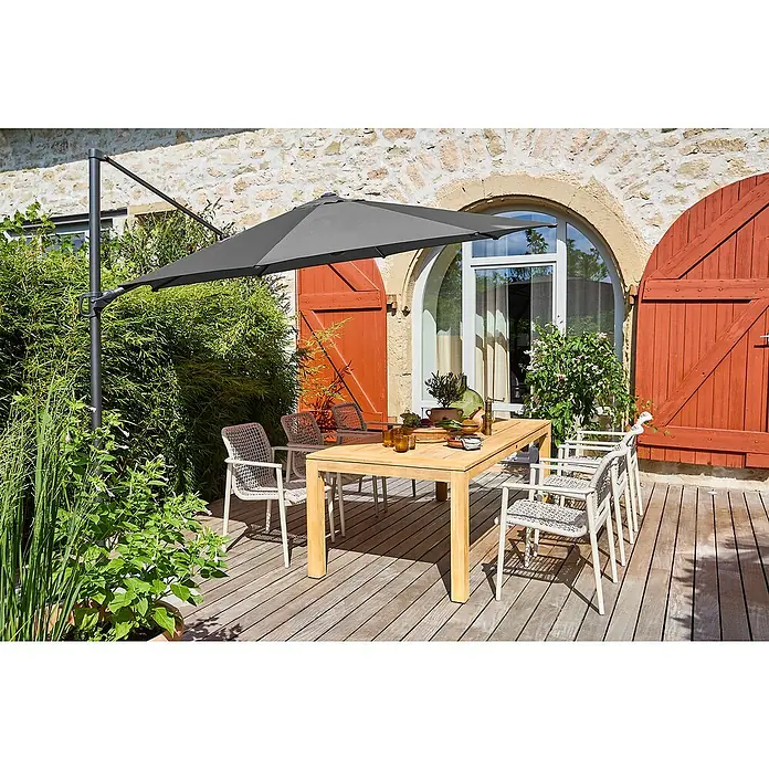 Gartenmöbel-Set Laura/Solo/Capri - 8 -tlg., Braun/Leight-Greige, Stapelbar - Einladender Außenbereich mit Gartentisch und Stühlen unter einem grauen Sonnenschirm, perfekt für Mahlzeiten im Freien.