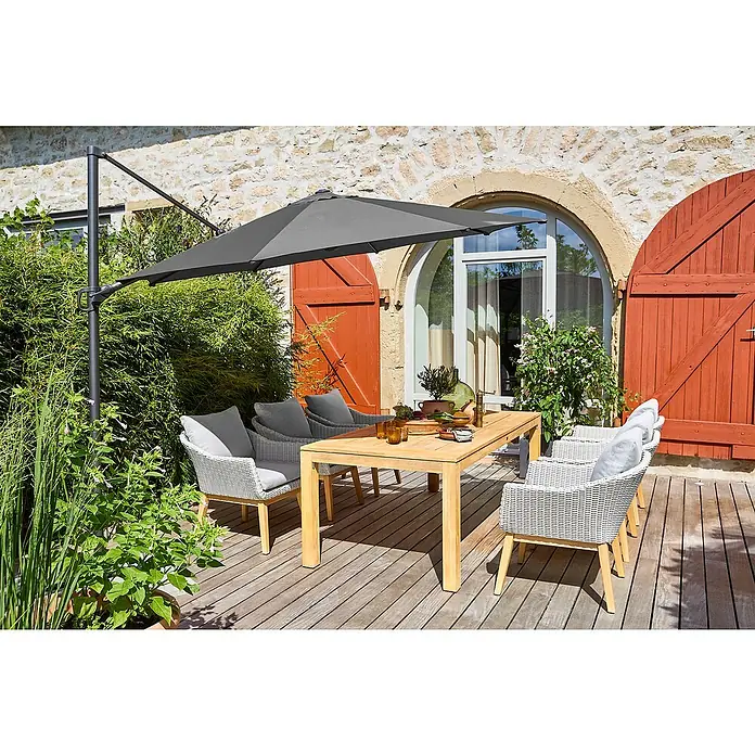 Gartenmöbel-Set Laura/Paula XL/Capri - 8 -tlg., Braun/Hellgrau - Einladende Gartenszene mit einem stilvollen Esstisch-Set und einem schattenspendenden Sonnenschirm auf einer hölzernen Terrasse.