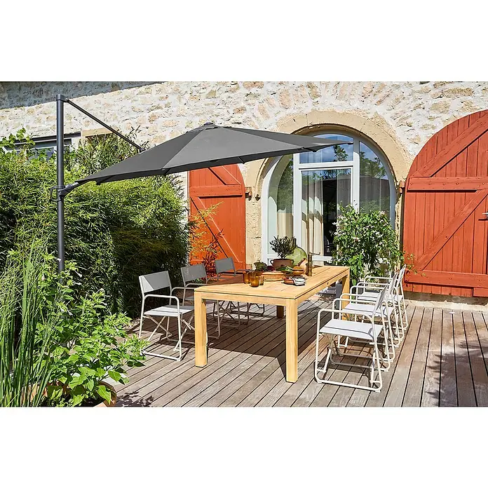 Gartenmöbel-Set Laura/Sarah/Capri - 8 -tlg., Braun/Light-Greige - Einladender Essbereich im Freien mit einem rechteckigen Holztisch und passenden Stühlen unter einem grauen Sonnenschirm. Perfekt für Mahlzeiten im Freien.