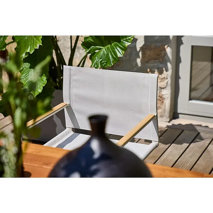 Sunfun Solo Gartenstuhl - Aluminium, Klappbar, Light-Greige, B x T x H: 56 x 51 x 83,5 cm - Detailansicht eines grauen Outdoor-Stuhls mit Holzarmlehnen, der Komfort und Stil im Außenbereich vereint.