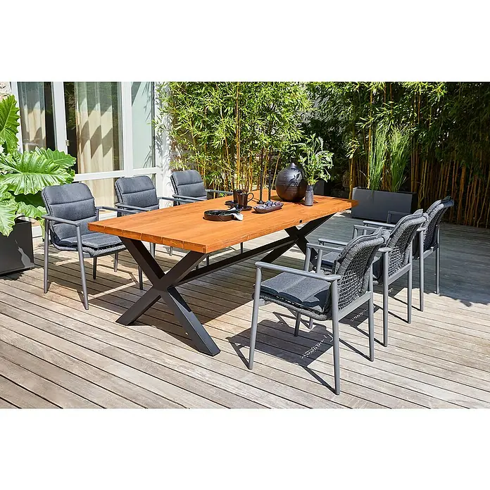 Sunfun Gartenmöbel-Set Solo Rope - 13 -tlg., Aluminium, Eschenholz, Polyrattan, Olefin, Braun, Schwarz, Night-Grey - Eine stilvolle Gartensitzgruppe mit einem Holztisch und grauen Stühlen auf einer Holzterrasse. Perfekt für Mahlzeiten im Freien.