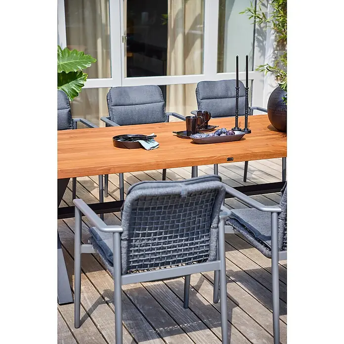 Sunfun Solo Rope Gartensessel - Stapelbar, Night-Grey, B x T x H: 67 x 63 x 85 cm - Nahaufnahme eines modernen Gartentisches mit Stühlen, Geschirr und dekorativen Elementen. Das Set strahlt Eleganz und Komfort für den Außenbereich aus.