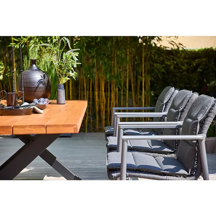 Sunfun Solo Rope Gartensessel - Stapelbar, Night-Grey, B x T x H: 67 x 63 x 85 cm - Ein Gartentisch mit Dekor und passenden Stühlen mit grauen Polstern, ideal für den Außenbereich.