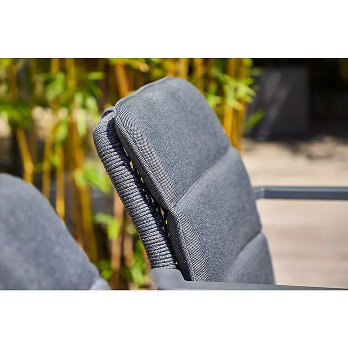 Sunfun Gartenmöbel-Set Melina/Solo Rope - 7 -tlg., Akazie, Aluminium, Olefin, Schwarz/Night-Grey - Nahaufnahme eines modernen grauen Gartenstuhls mit geflochtenen Akzenten vor üppigem Grün.