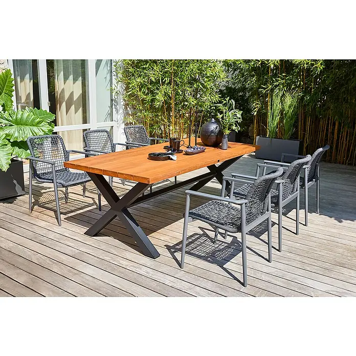 Sunfun Gartenmöbel-Set X-Fuß/Solo Rope - 7 -tlg., Robinie/Aluminium/Polyrattan, Braun/Schwarz/Night-Grey, Stapelbar - Ein Gartentisch mit Stühlen auf einer Holzterrasse. Der Tisch ist aus Holz und hat ein Metallgestell.