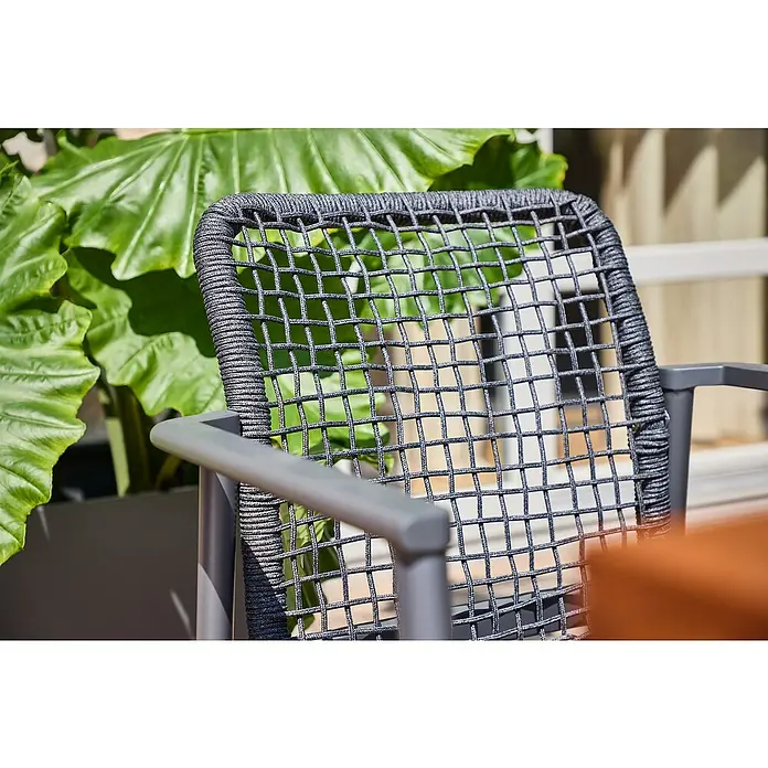 Sunfun Solo Rope Gartensessel - Stapelbar, Night-Grey, B x T x H: 67 x 63 x 85 cm - Nahaufnahme eines grauen Sessels mit Netzrückenlehne und einem grünen Blatt im Hintergrund.