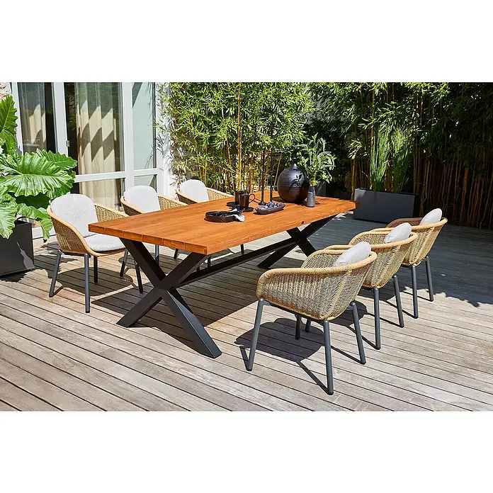 Sunfun Gartenmöbel-Set X-Fuß - 7 -tlg., Robinie/Aluminium/Polyester, Braun/Schwarz - Ein Gartentisch-Set mit einem Holztisch und sechs Korbstühlen auf einer Holzterrasse, umgeben von Pflanzen.