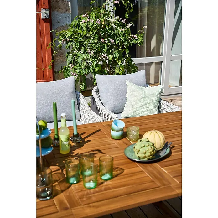 Sunfun Gartenmöbel-Set Diana/Paula XL - 7 -tlg., Hellgrau/Akazie, Ausziehbar - Einladender Gartentisch mit dekorativen Elementen wie Gläsern, Kerzen und frischen Artischocken, perfekt für entspannte Stunden im Freien.