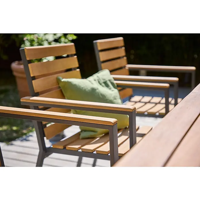 Sunfun Carina Gartenstuhl - Akazie, Stapelbar, Natur, B x T x H: 57,5 x 61 x 86 cm - Einladende Gartenszene mit modernen Holzstühlen und einem grünen Kissen, die zum Verweilen im Freien einladen. Elegante Outdoor-Möbel.
