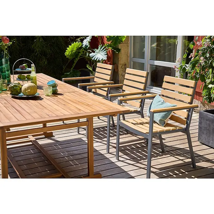 Sunfun Gartenmöbel-Set Diana/Carina - 7 -tlg., Anthrazit/Akazie, Ausziehbar - Ein einladender Außenbereich mit einem Holztisch und passenden Stühlen, perfekt für entspannte Stunden im Freien.