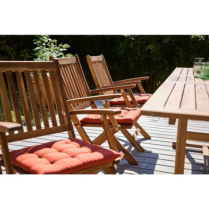 Sunfun Gartenmöbel-Set Diana - 7 -tlg., Akazie, Ausziehbar - Holzstühle mit roten Kissen und Holztisch auf einer sonnigen Terrasse laden zum Verweilen ein. Stilvolle Gartenmöbel für entspannte Stunden.