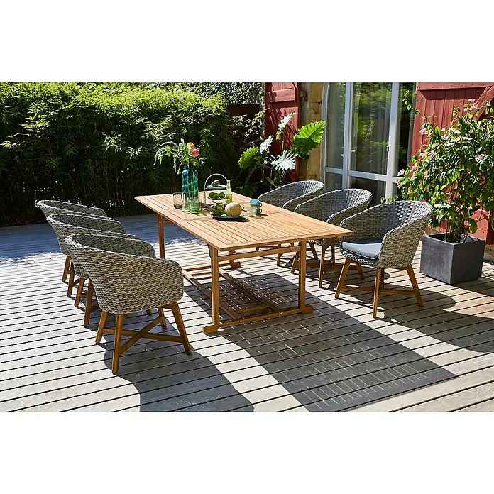 Sunfun Gartenmöbel-Set Diana/Pauline - 7 -tlg., Akazie, Polyrattan, Aluminium, Naturbraun/Bambus-Grau - Einladender Essbereich im Freien mit einem Teakholztisch und sechs Rattansesseln auf einer hölzernen Terrasse.