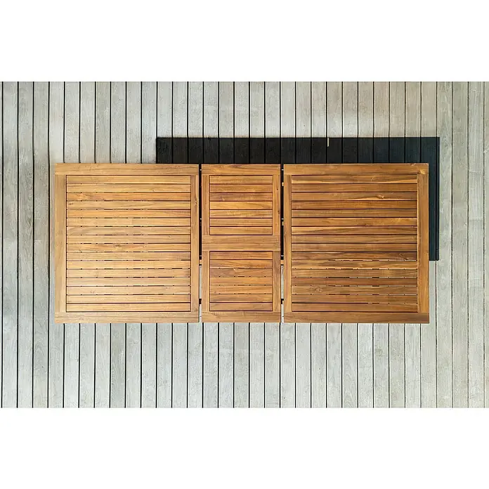 Sunfun Diana Gartentisch - L x B x H: 180 x 100 x 75 cm, Akazie, Naturbraun, Ausziehbar - Holztisch mit Lattenmuster, bestehend aus drei Teilen, auf einer Holzterrasse. Der Tisch ist aus hellem Holz gefertigt.