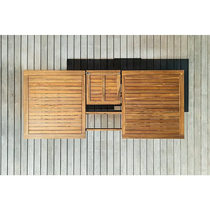 Sunfun Gartenmöbel-Set Diana/Pauline - 7 -tlg., Akazie, Polyrattan, Aluminium, Naturbraun/Bambus-Grau - Draufsicht auf einen Teakholztisch mit herunterklappbaren Seiten auf einer hölzernen Terrasse, der ein elegantes Design und vielseitige Funktionalität zeigt.