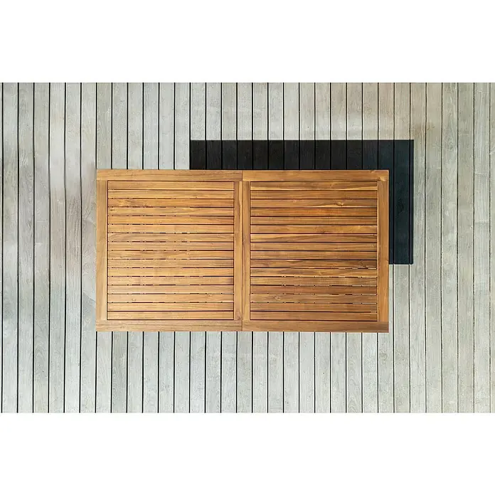 Sunfun Diana Gartentisch - L x B x H: 180 x 100 x 75 cm, Akazie, Naturbraun, Ausziehbar - Draufsicht auf einen modernen Holztisch mit Lattenstruktur, platziert auf einem hellen Holzdeck mit dunklem Schattenwurf.