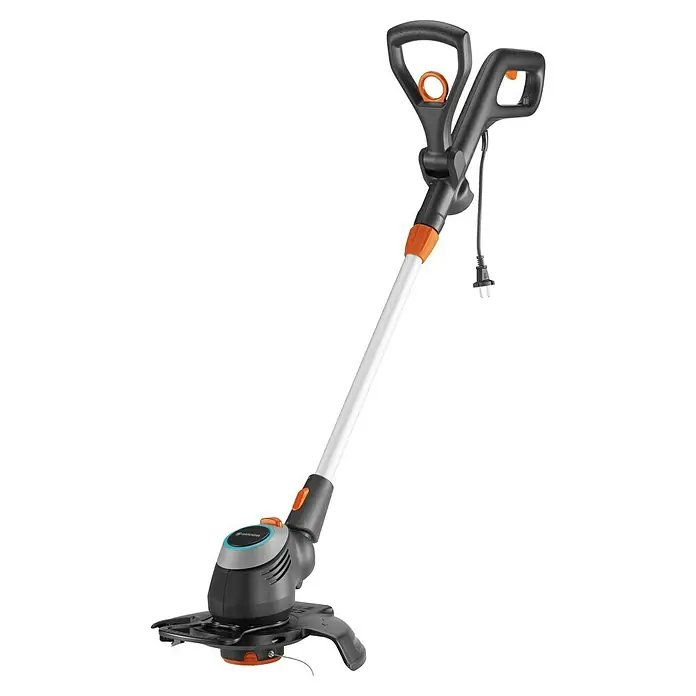 Gardena Elektro-Rasentrimmer PowerCut 650/28 - 650 W, Schnittbreite Faden: 28 cm - Eine detaillierte Aufnahme eines Gardena Elektro-Rasentrimmers mit Teleskopstiel, der auf einem schwarzen Hintergrund steht.